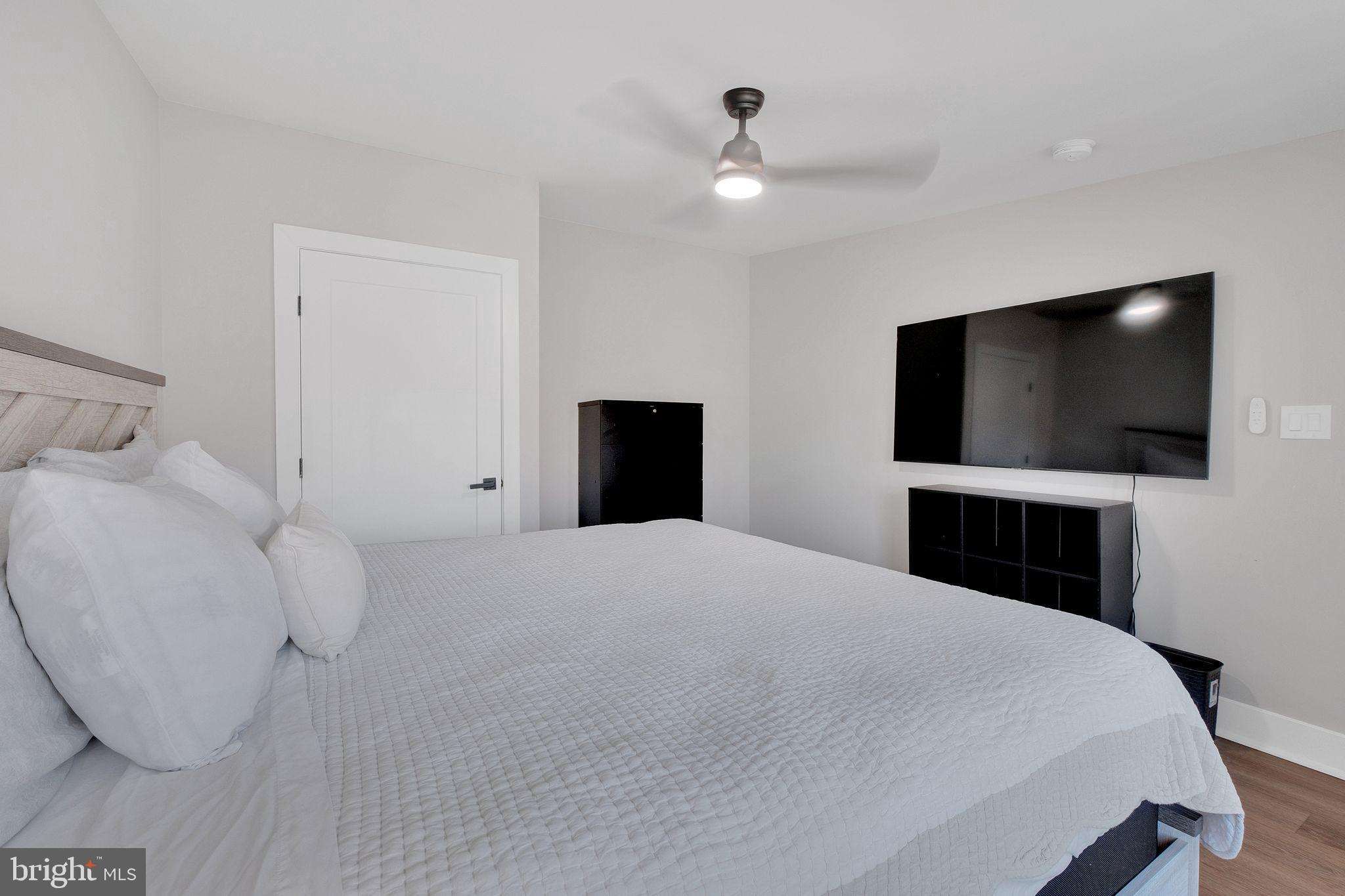 3811 Suitland Road Southeast Washington, DC 20020 - Photo 31 of 47 Flat screens convey!