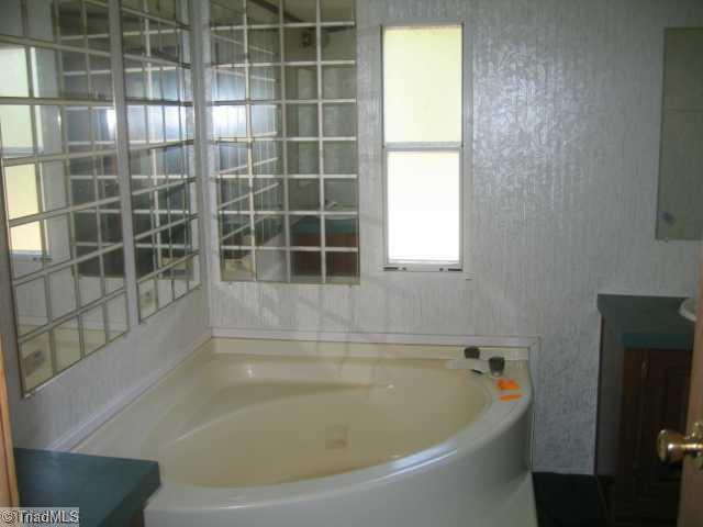 363 Setliff Road Reidsville, NC 27320 - Photo 8 of 16 Master Bath/Spa.