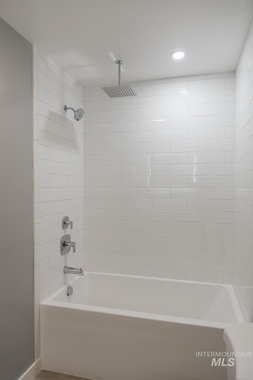 297 Southwest 6th Street, Unit 1 Ontario, OR 97914 - Photo 18 of 50 Bathroom featuring a combined bath / shower with rainfall shower and recessed lighting