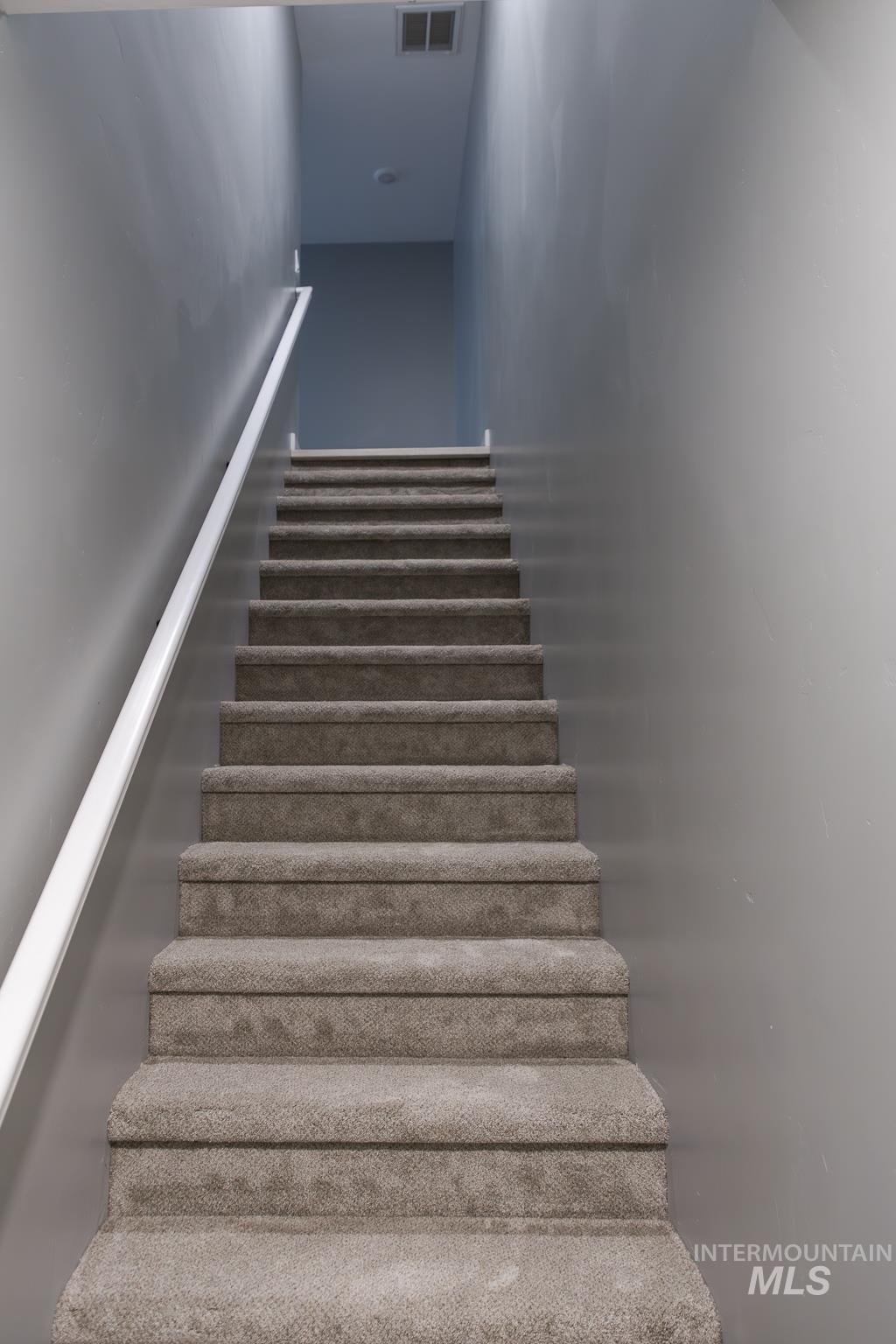 297 Southwest 6th Street, Unit 1 Ontario, OR 97914 - Photo 19 of 50 View of staircase