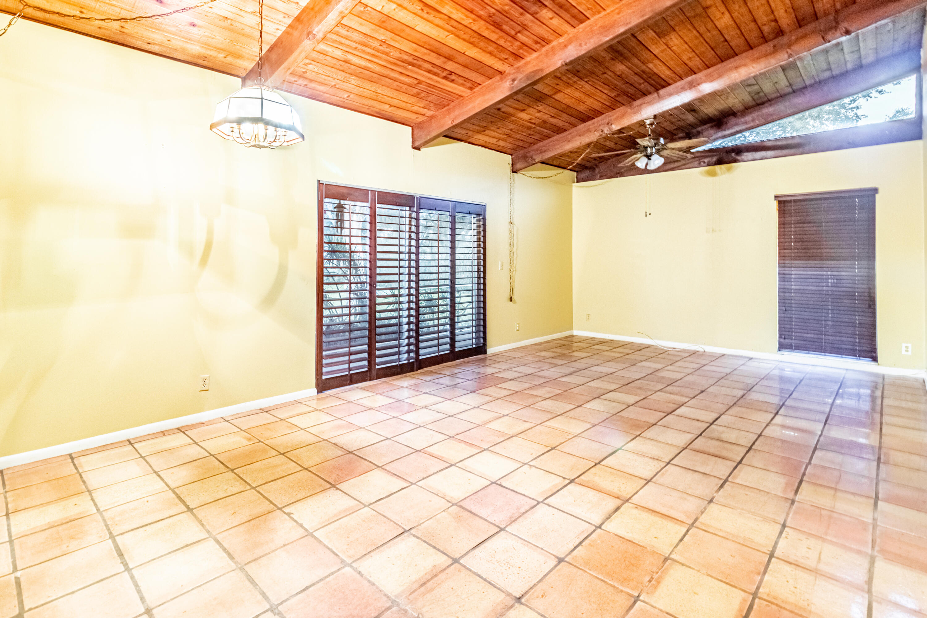 133 Fox Road, Unit 145 Hollywood, FL 33024 - Photo 2 of 18 Living Room