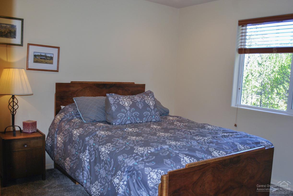 17200 Covina Road Bend, OR 97707 - Photo 22 of 25 Upstairs bedroom (furnished).