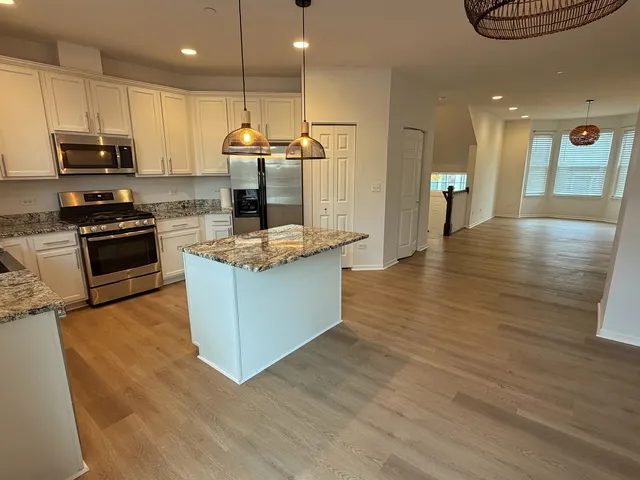 $3,100 | 4424 Monroe Court, Unit 4424, Naperville, IL 60564