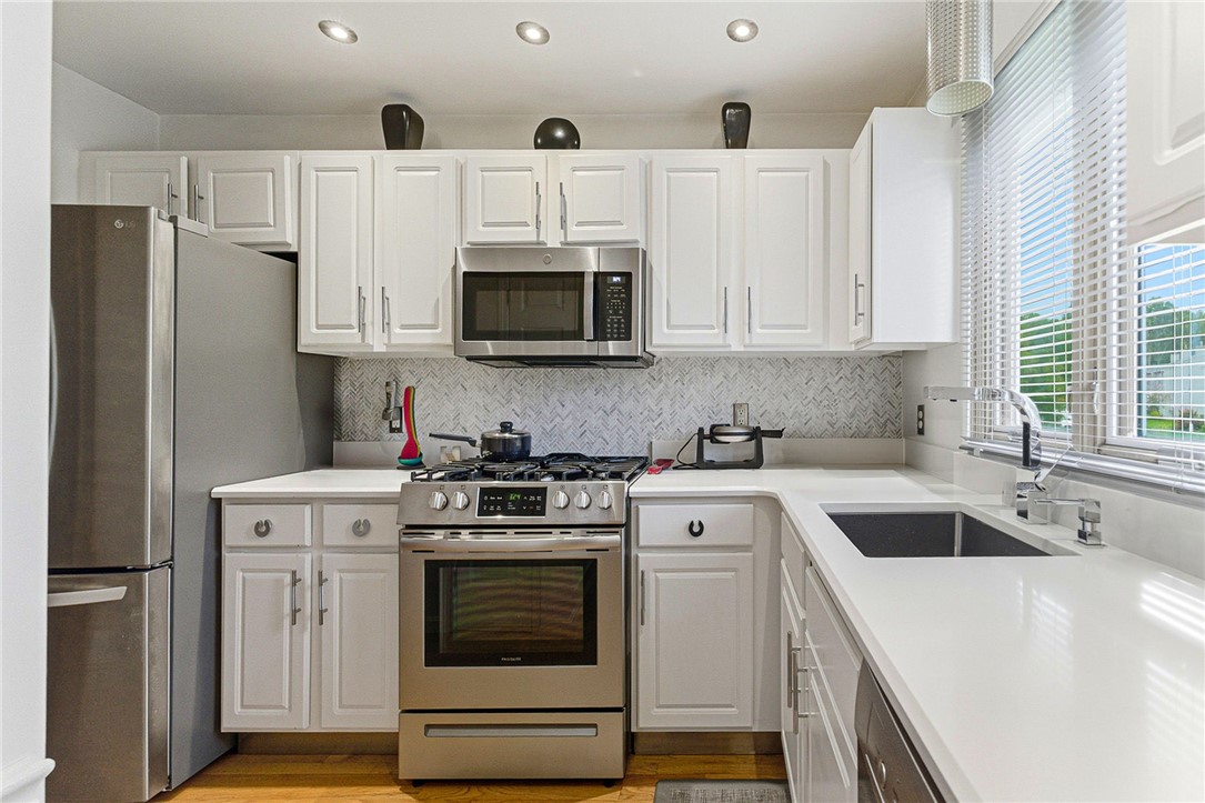 152 Fairway Drive Coventry, RI 02816 - Photo 5 of 39