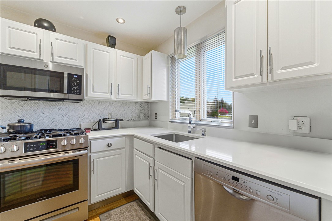 152 Fairway Drive Coventry, RI 02816 - Photo 6 of 39