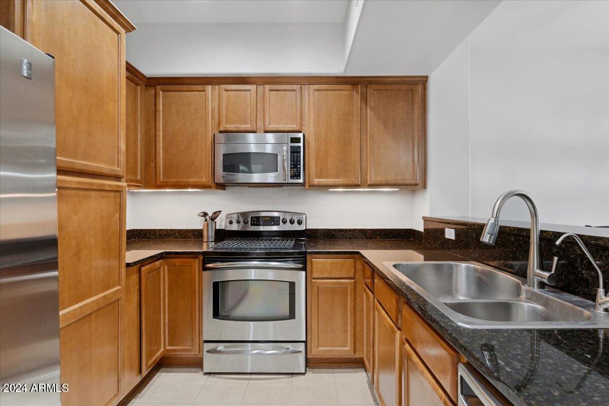 3935 East Rough Rider Road, Unit 1062 Phoenix, AZ 85050 - Photo 11 of 50 11-Kitchen