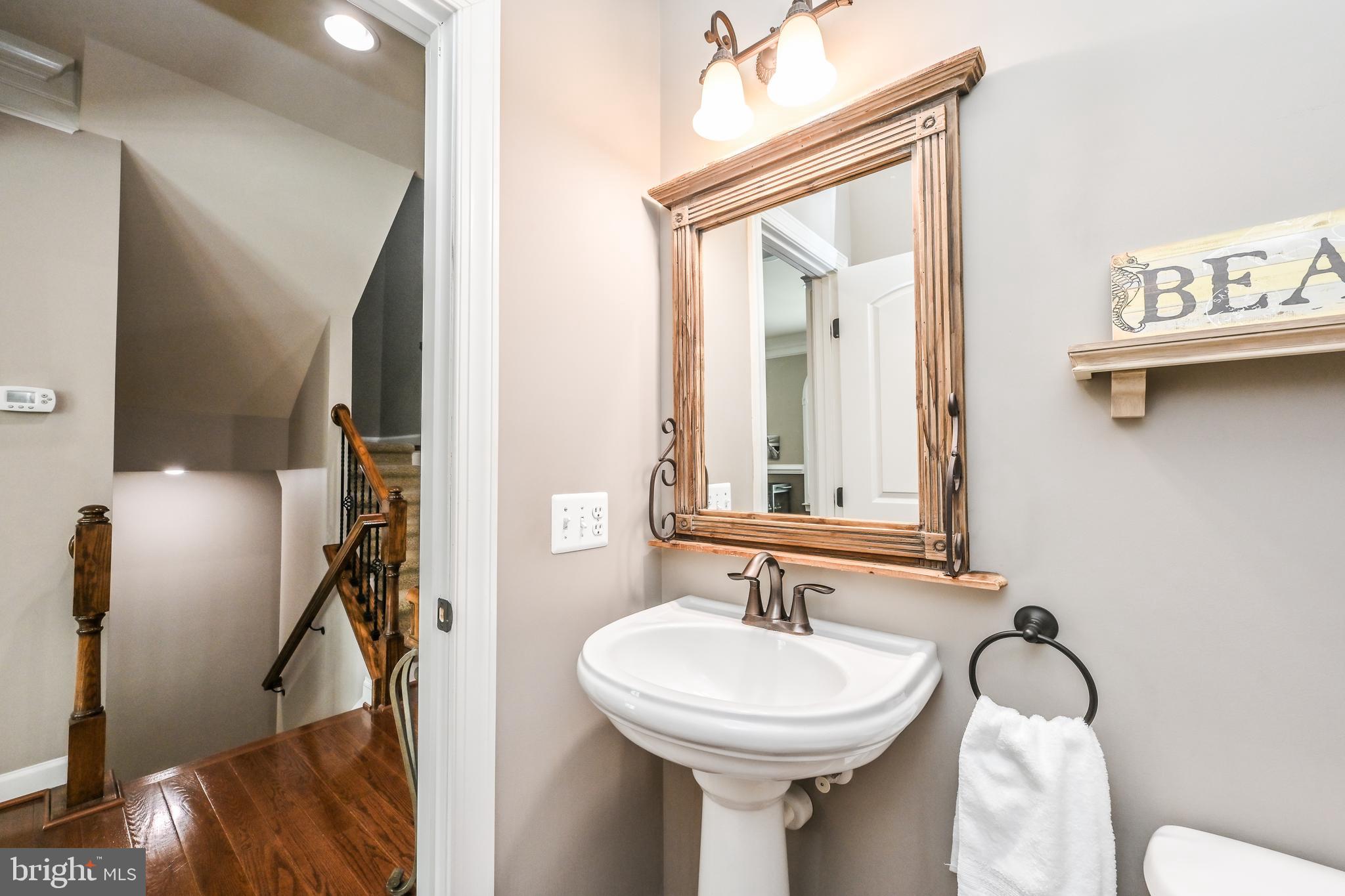 24947 Earlsford Drive Chantilly, VA 20152 - Photo 11 of 40 a bathroom with a sink and a mirror