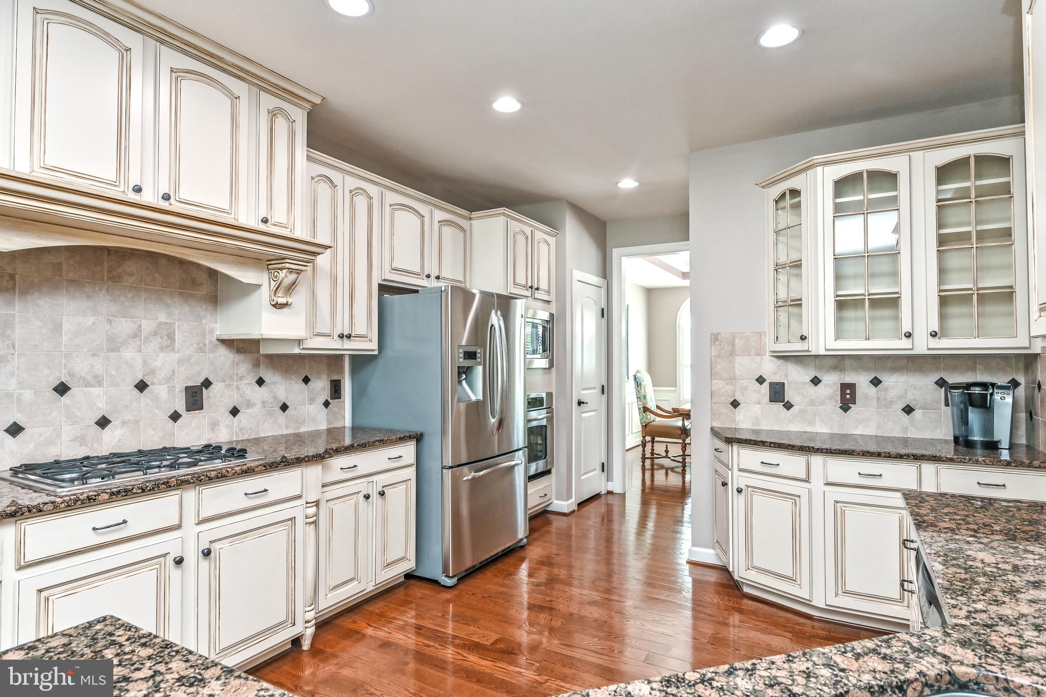 24947 Earlsford Drive Chantilly, VA 20152 - Photo 20 of 40 a kitchen with lot of cabinets and refrigerator