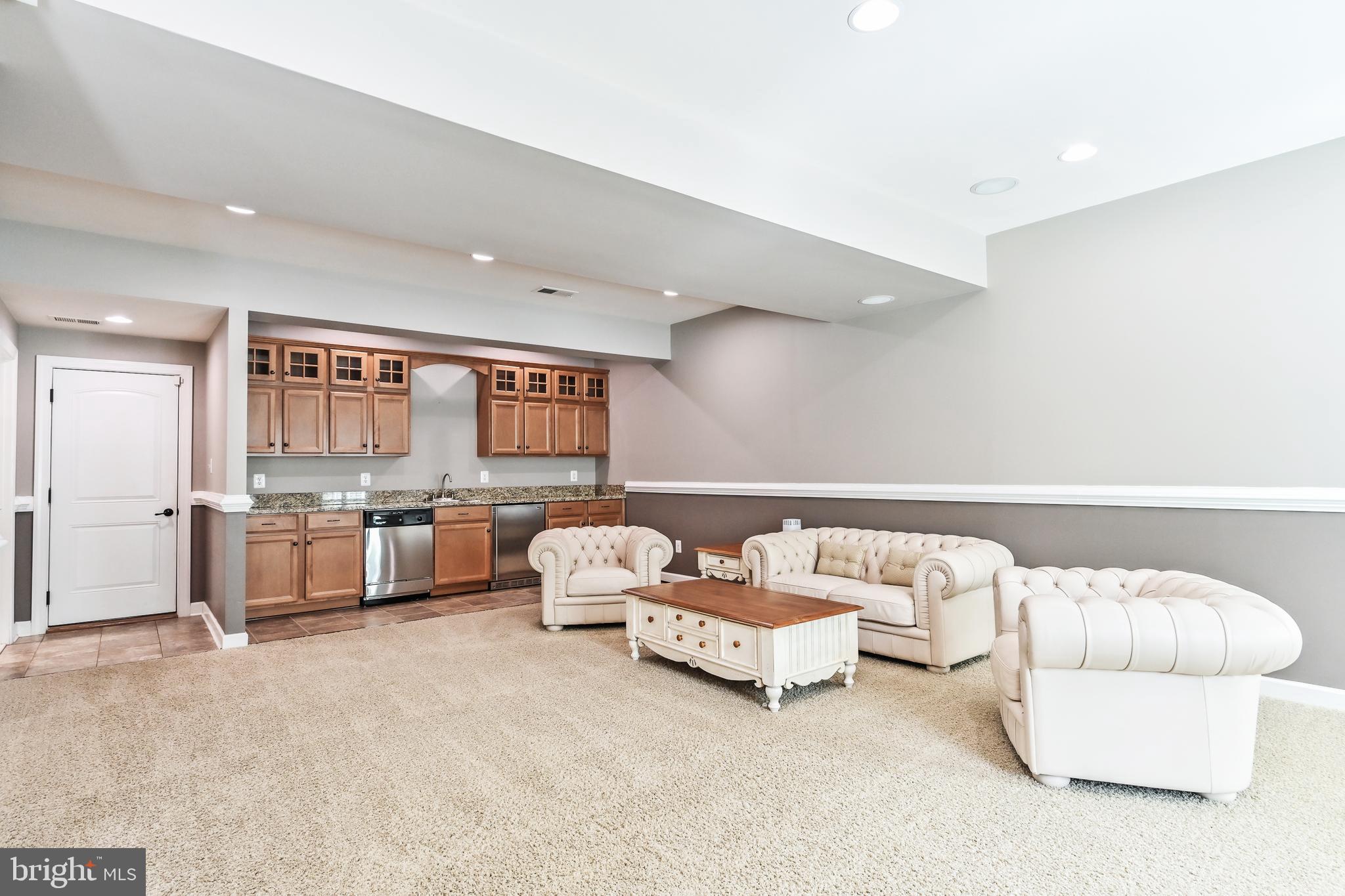 24947 Earlsford Drive Chantilly, VA 20152 - Photo 4 of 40 a living room with furniture and white walls