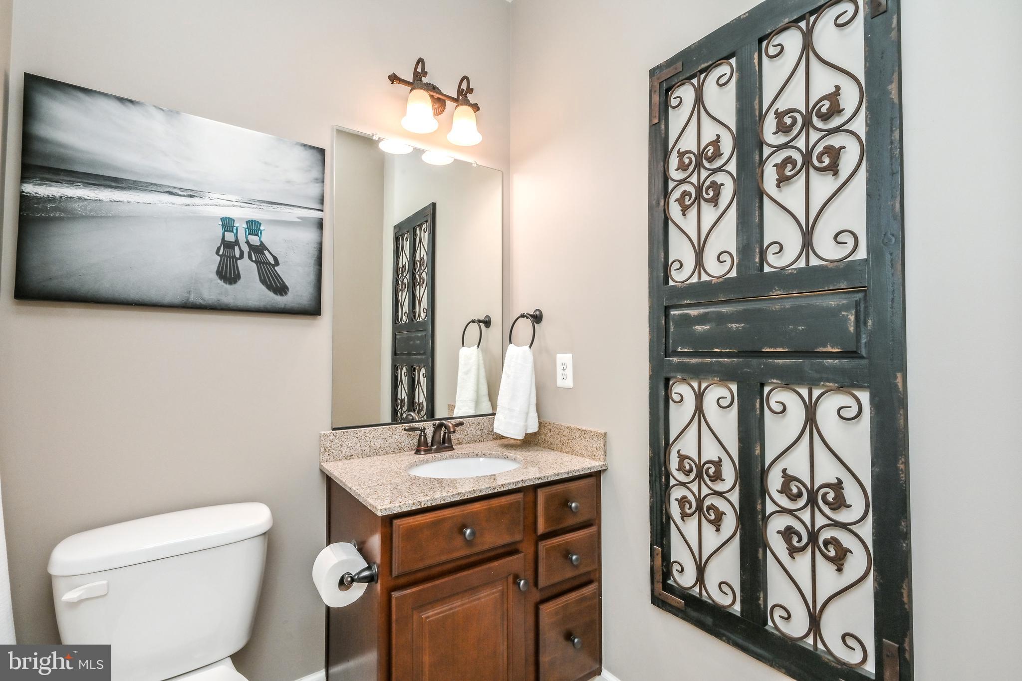24947 Earlsford Drive Chantilly, VA 20152 - Photo 8 of 40 a bathroom with a toilet sink and mirror