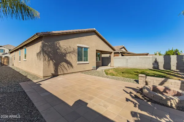a view of a backyard