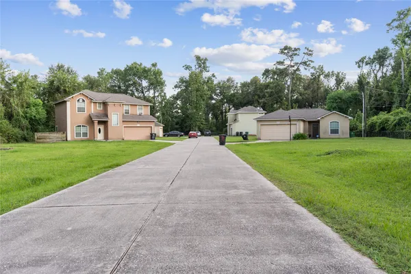 a view of a house with backyard and garden