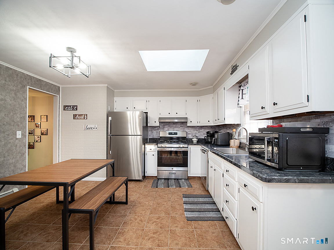 18 Anns Farm Road Hamden, CT 06518 - Photo 4 of 38