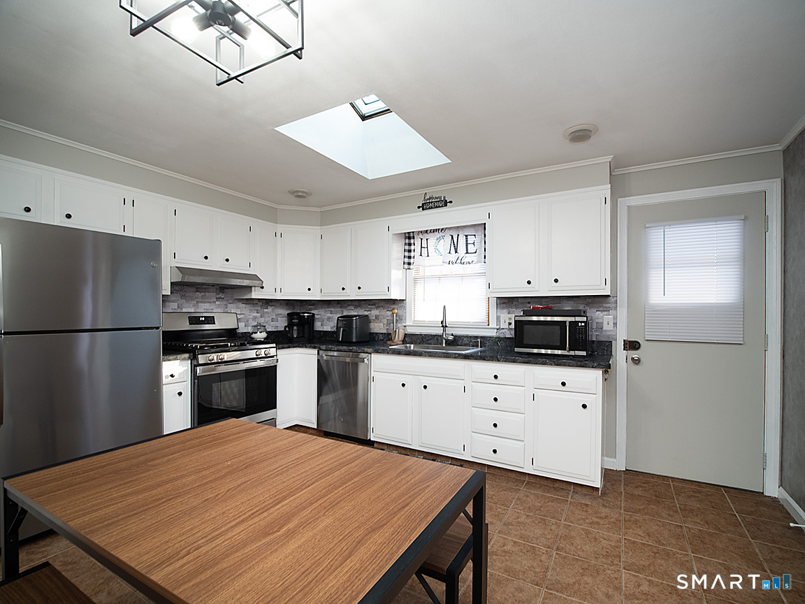 18 Anns Farm Road Hamden, CT 06518 - Photo 6 of 38