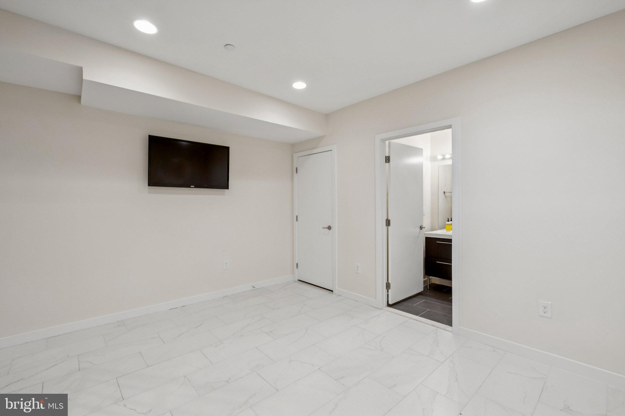 1189 South 21st Street Philadelphia, PA 19146 - Photo 21 of 30 a view of a livingroom with an empty space