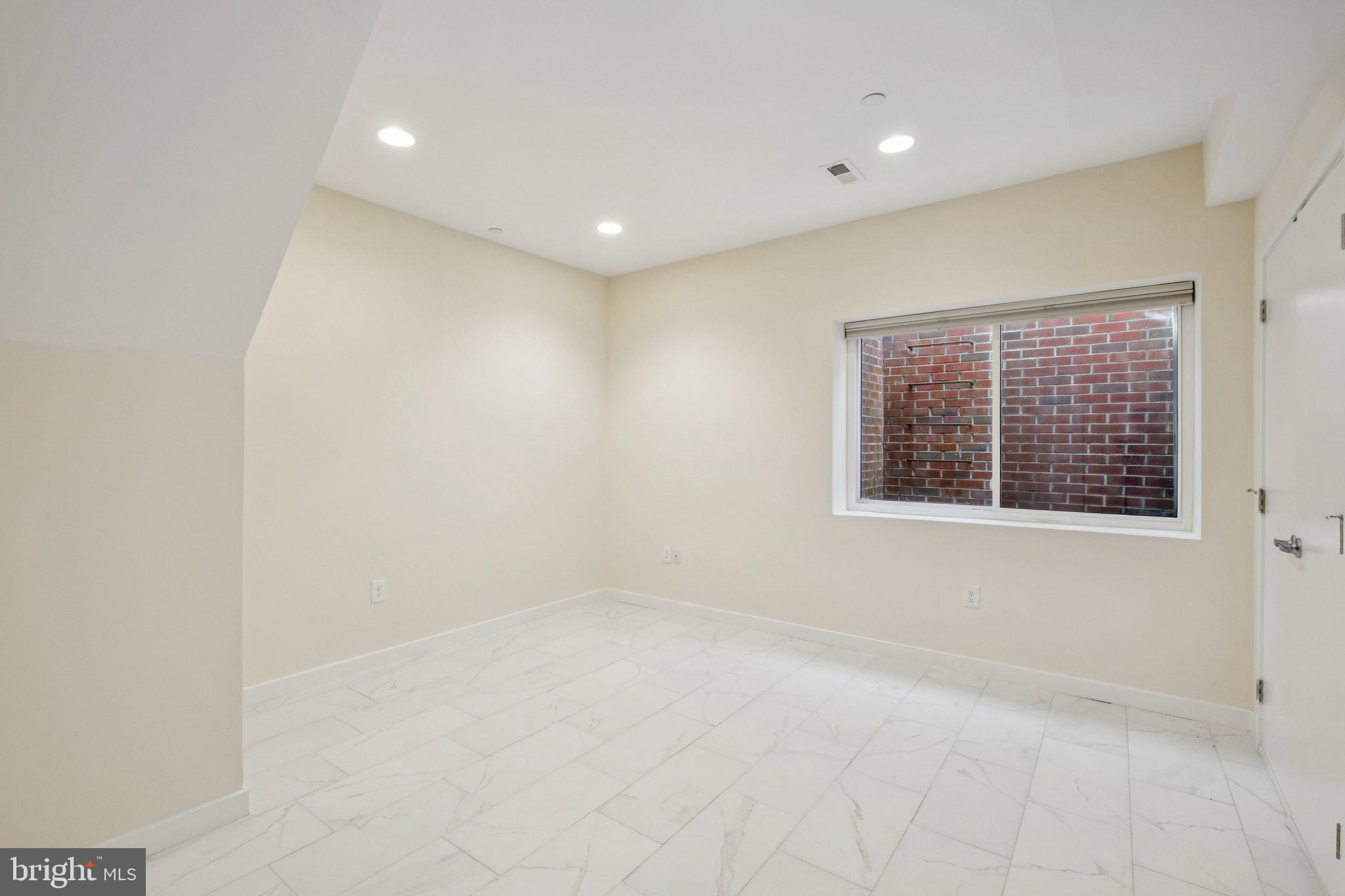 1189 South 21st Street Philadelphia, PA 19146 - Photo 23 of 30 an empty room with a window