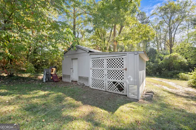 a view of a backyard
