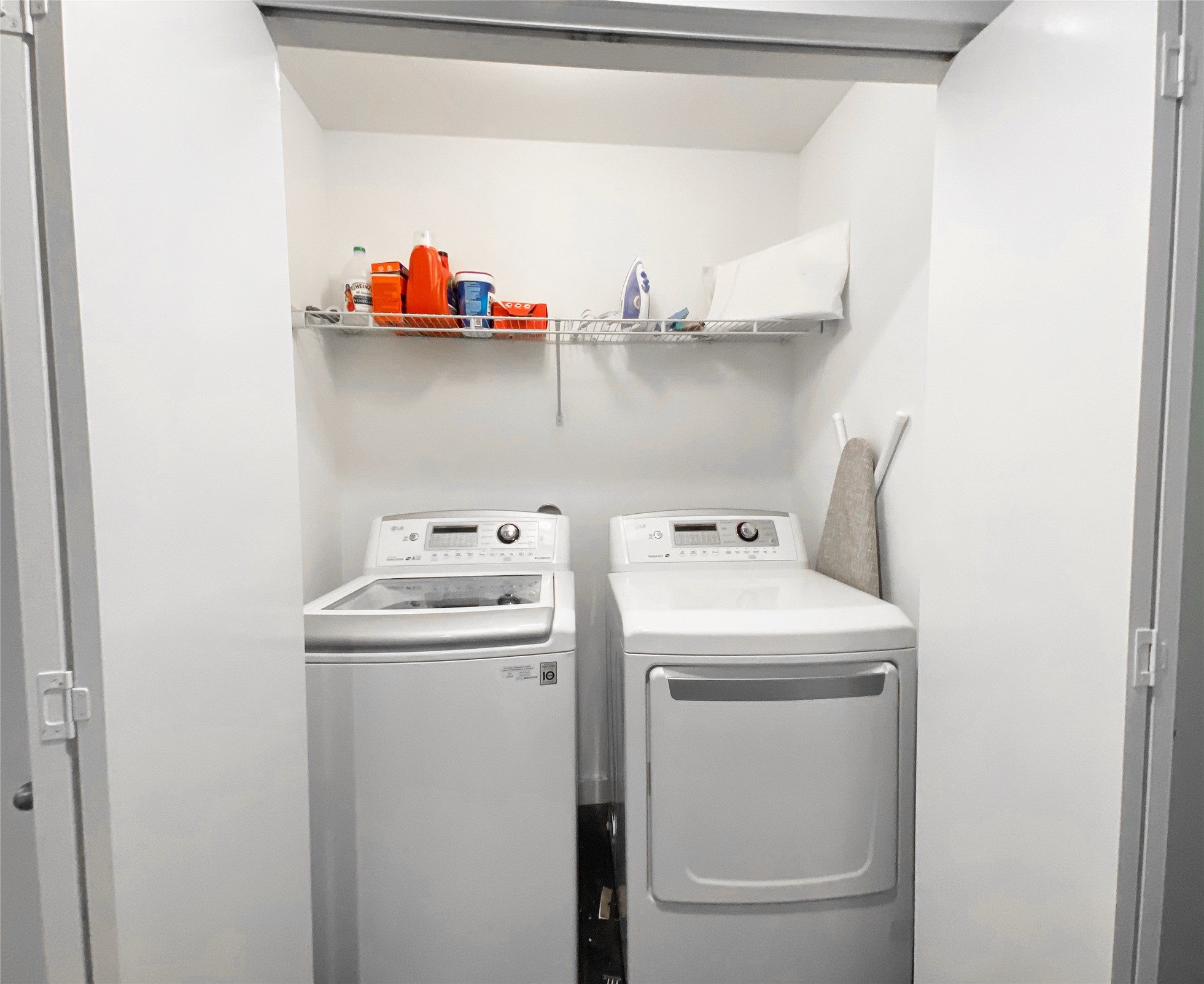 441 Meadow Street Houston, TX 77020 - Photo 18 of 20 a utility room with dryer and washer