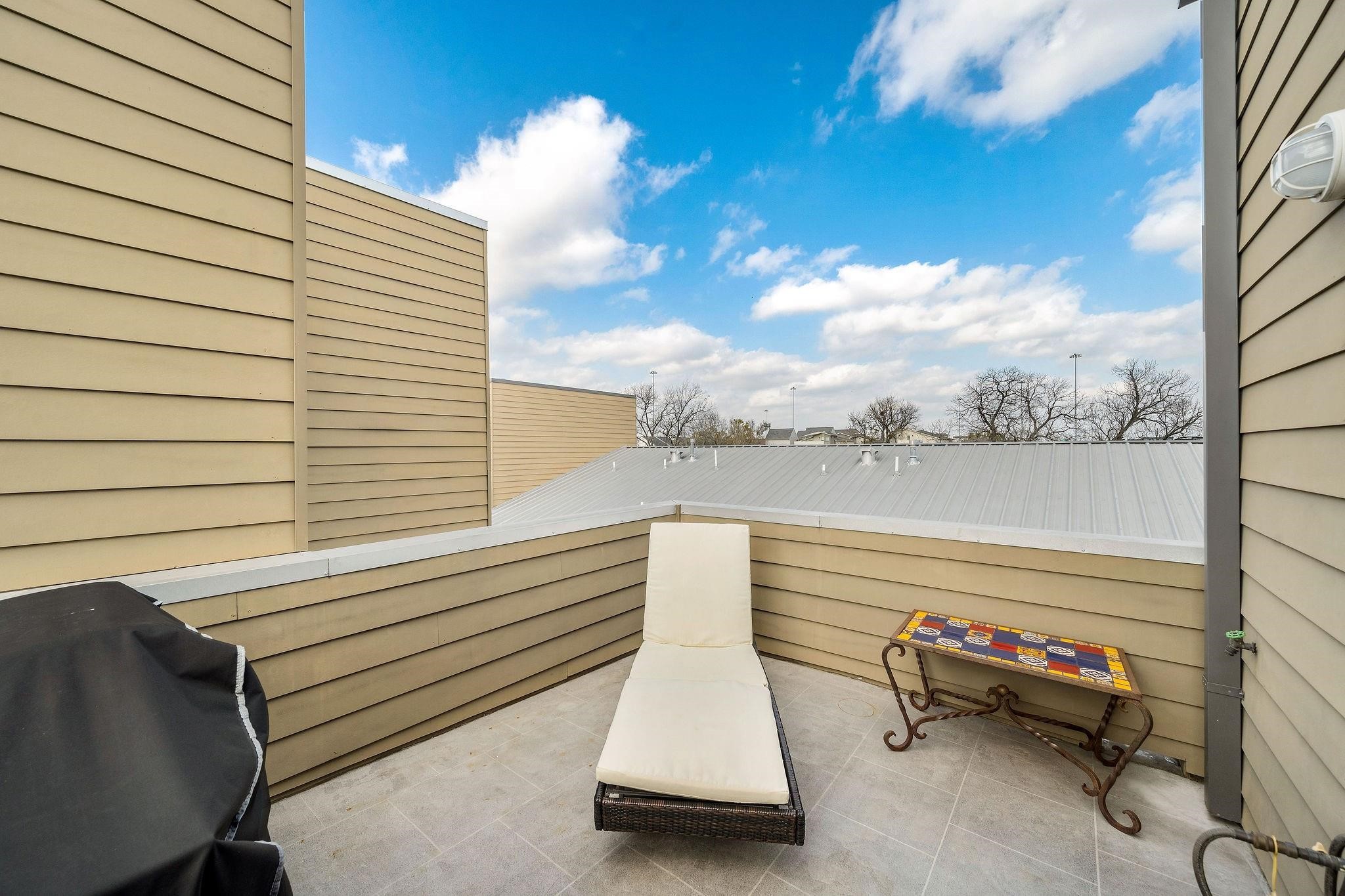 441 Meadow Street Houston, TX 77020 - Photo 20 of 20 a view of sitting area with furniture and a terrace