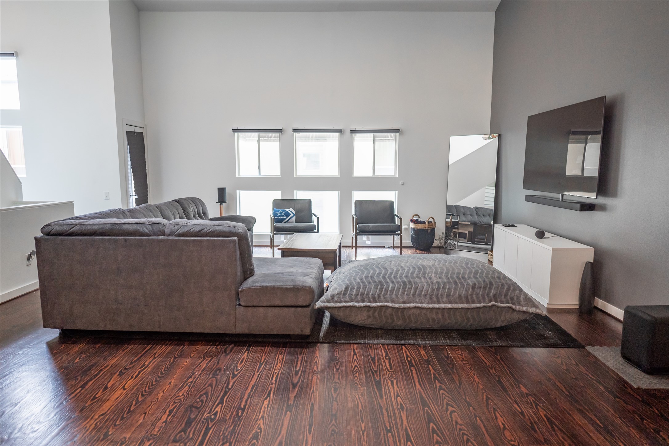 441 Meadow Street Houston, TX 77020 - Photo 8 of 20 a living room with furniture and a flat screen tv