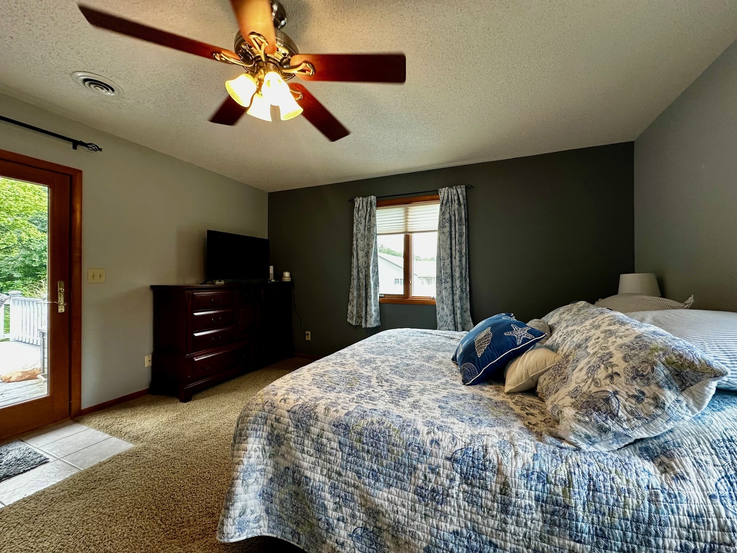 4100 416 North Clinton, IL 61727 - Photo 25 of 33 a bedroom with a bed and a dresser