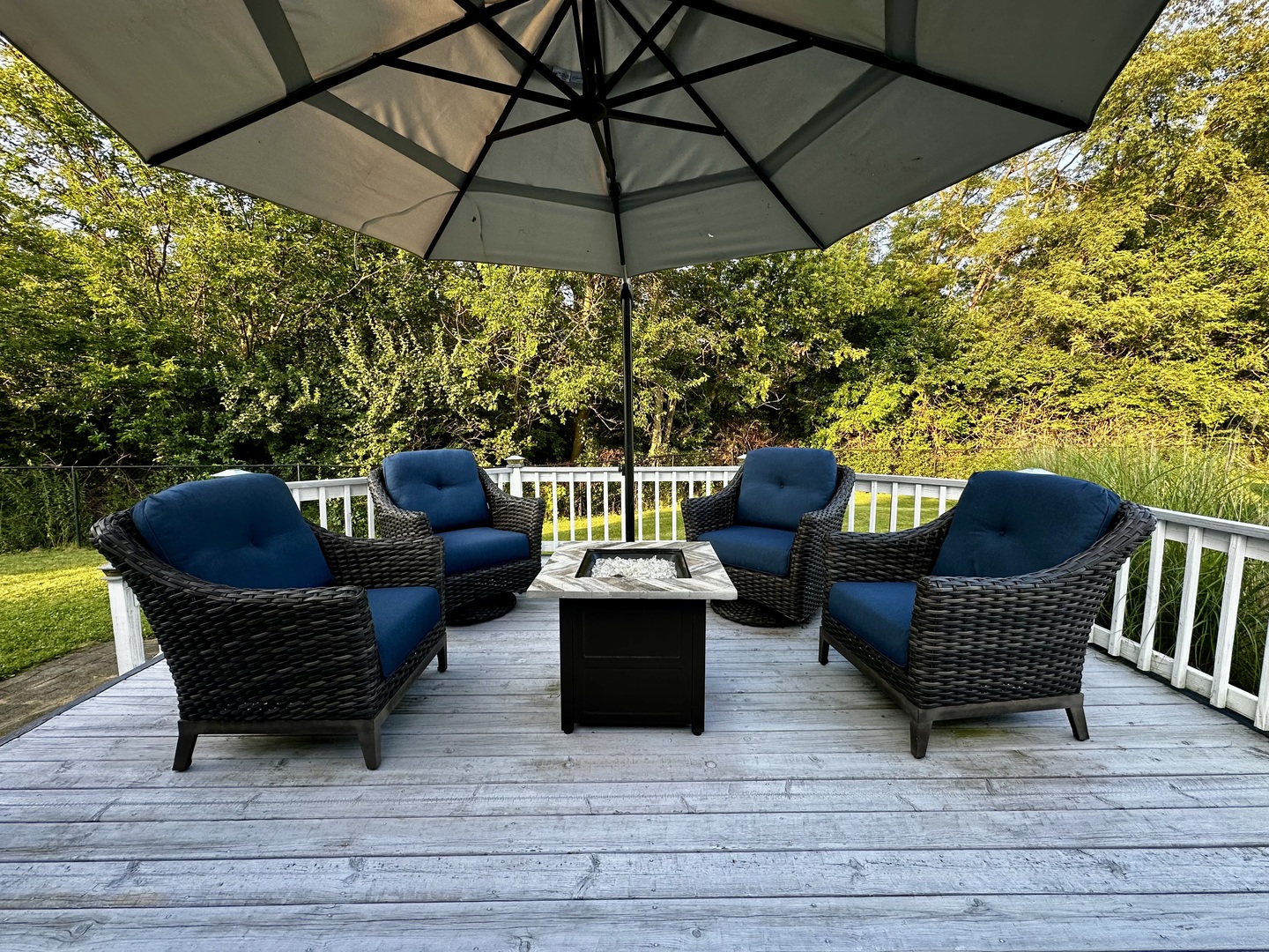 4100 416 North Clinton, IL 61727 - Photo 27 of 33 a living room with furniture and a yard
