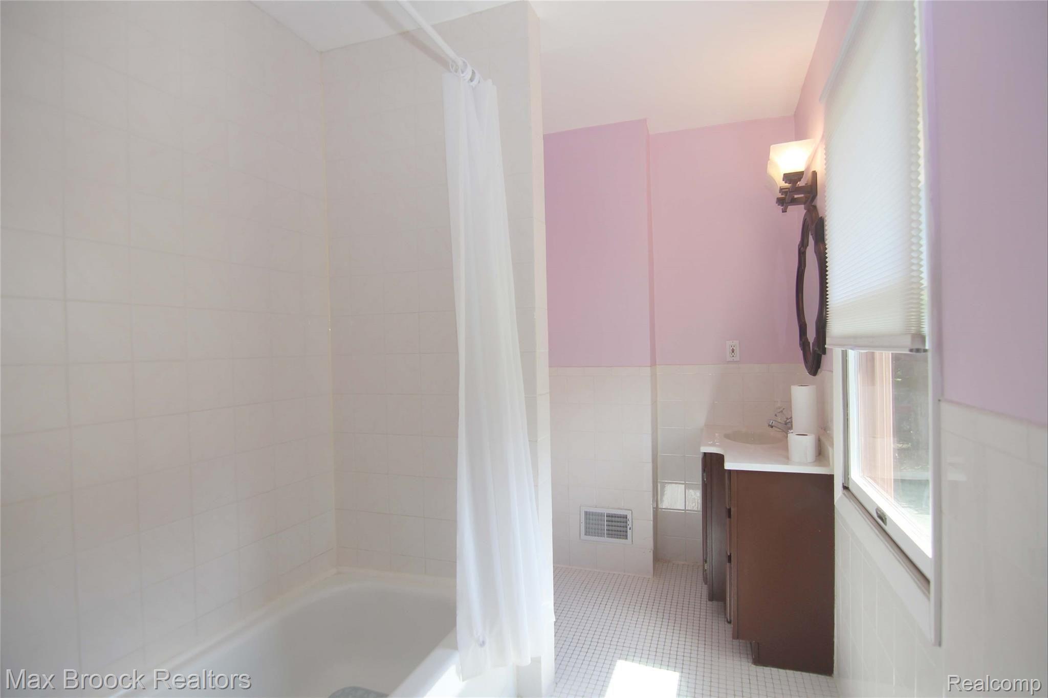 31462 Curtis Road Livonia, MI 48152 - Photo 22 of 38 Bedroom 3 On-Suite