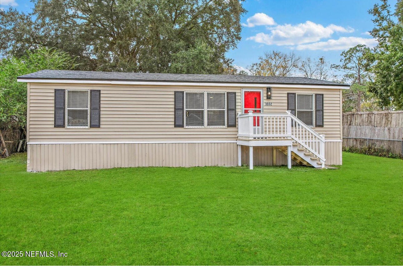 a view of a house with a backyard
