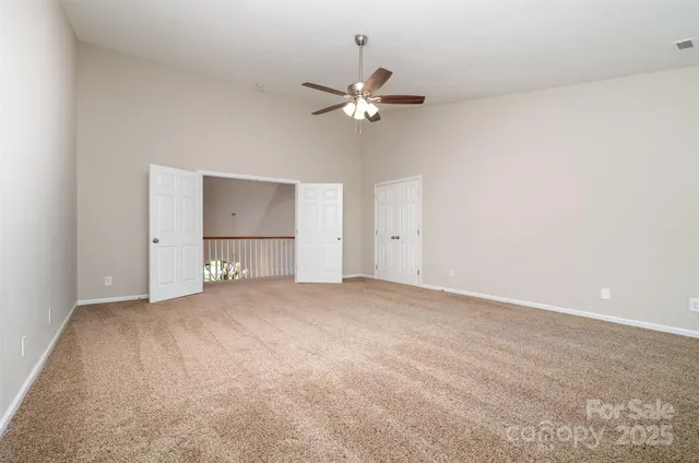 a view of empty room with a ceiling fan