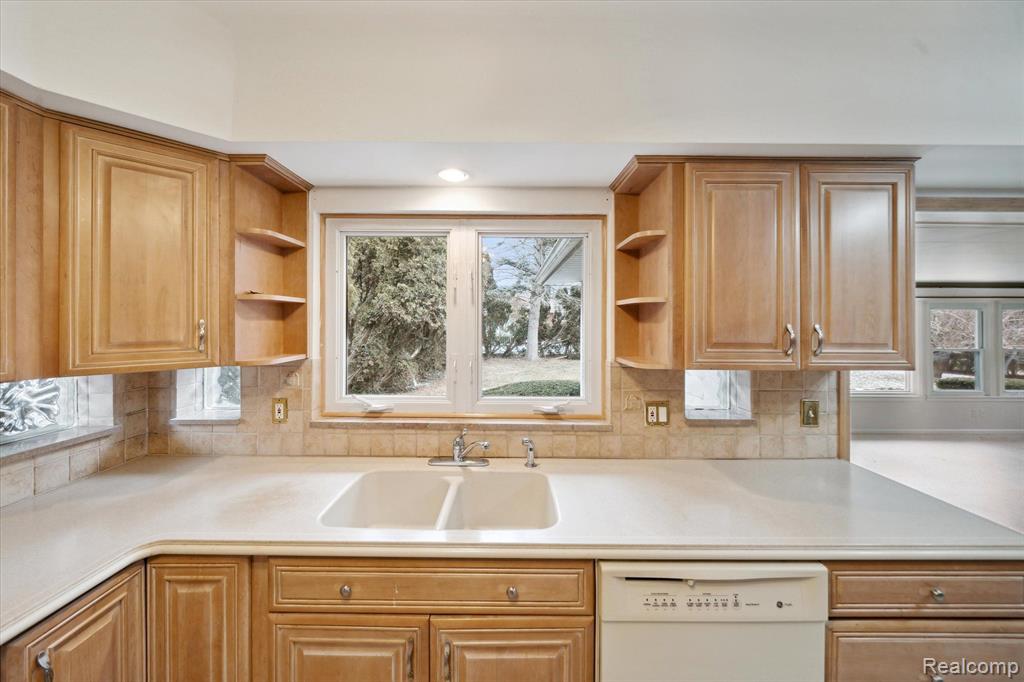 44 Roslyn Road Grosse Pointe Shores, MI 48236 - Photo 12 of 38