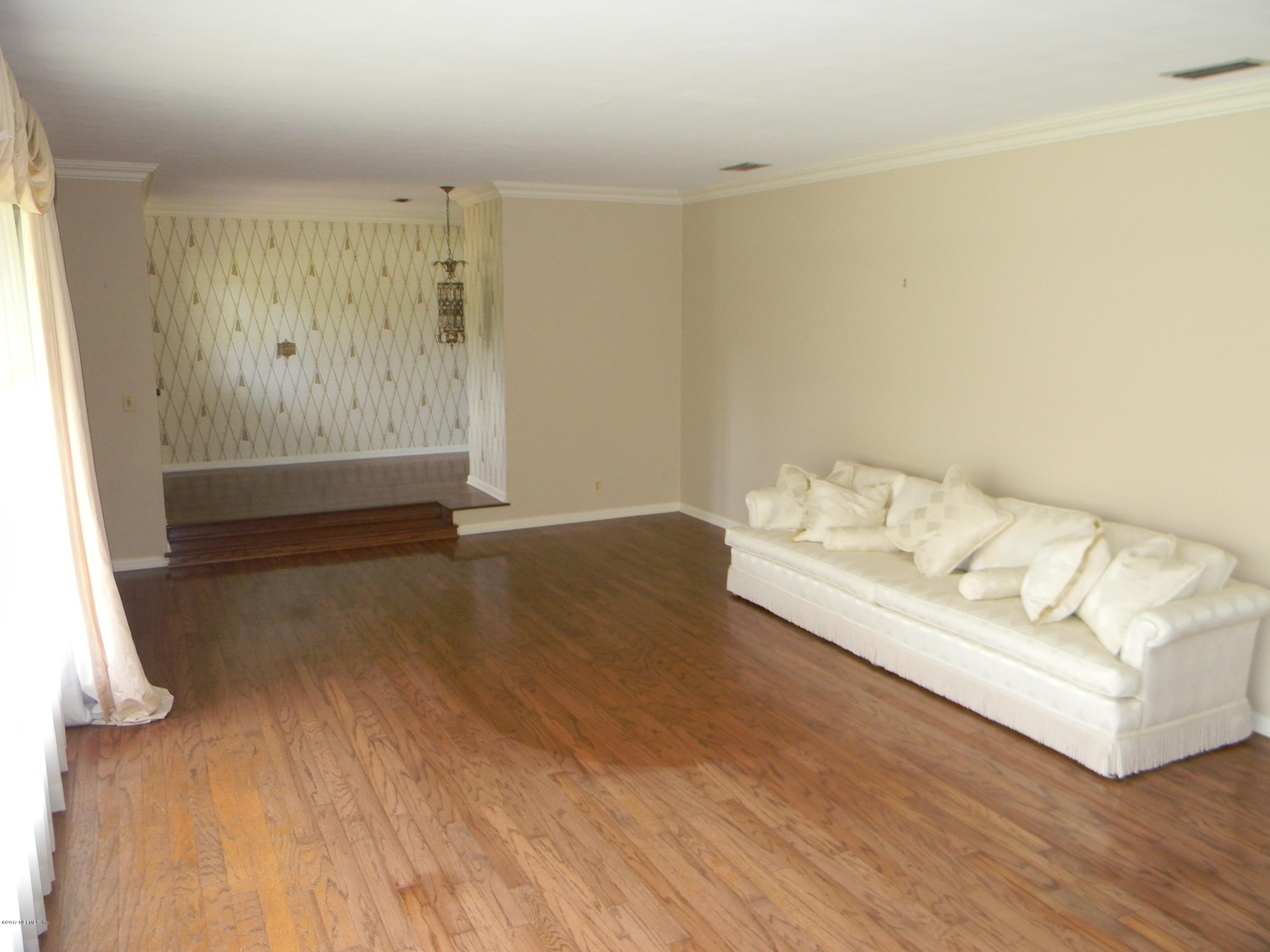 1248 Molokai Road Jacksonville, FL 32216 - Photo 6 of 32 Living Room