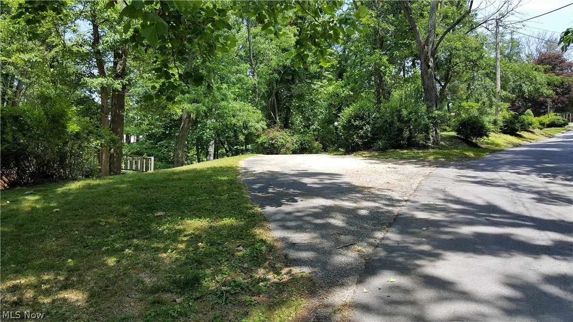 119 Rector Road Parkersburg, WV 26105 - Photo 28 of 29 LOER LEVEL PRIVATE DRIVE