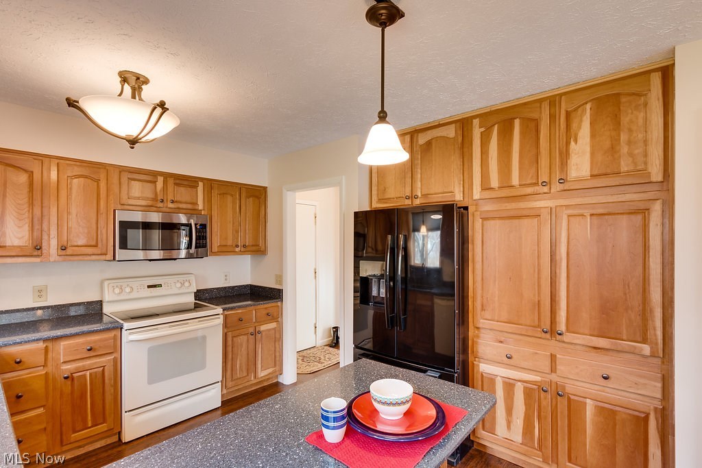 9801 Old Johnnycake Ridge Road Mentor, OH 44060 - Photo 4 of 32 Enjoy your morning coffee at the kitchen's breakfast bar.
