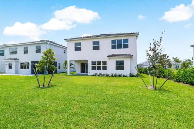 a view of house with a yard