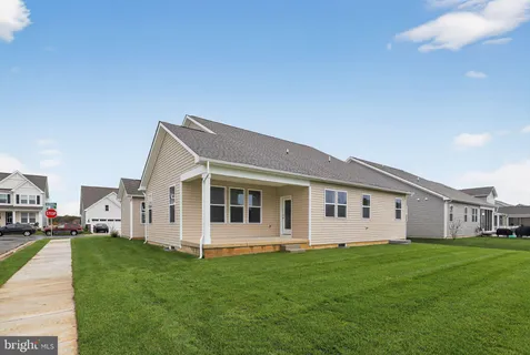 a view of a house with backyard
