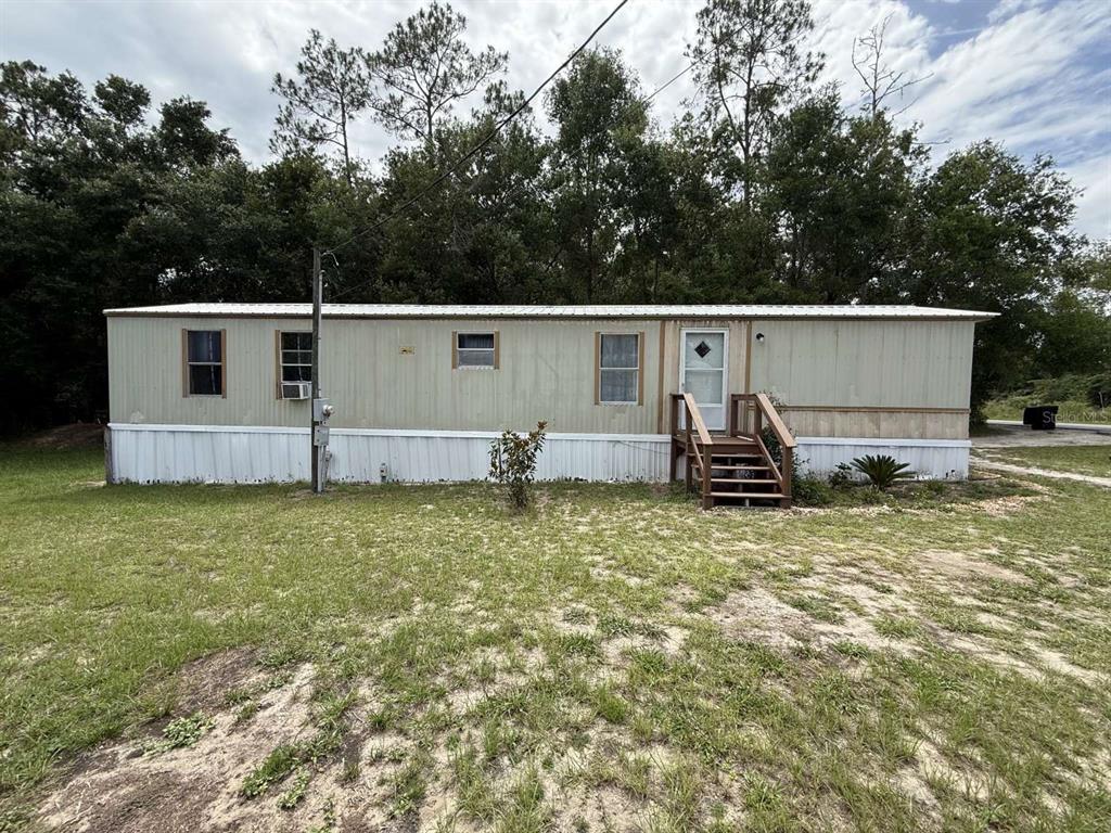 a view of a backyard