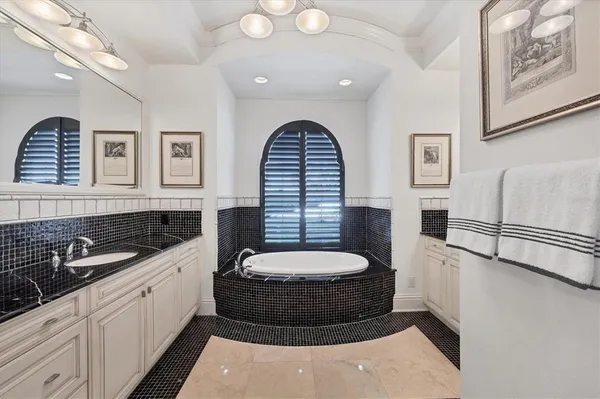 $6,695,000 | 1137 North Lake Shore Drive, Sarasota, FL 34231
