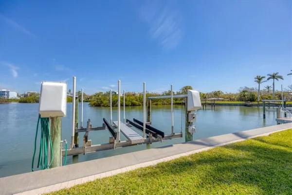 $6,695,000 | 1137 North Lake Shore Drive, Sarasota, FL 34231