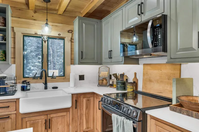 $895,900 | 22 Crystal Avenue, Jefferson, NH 03583