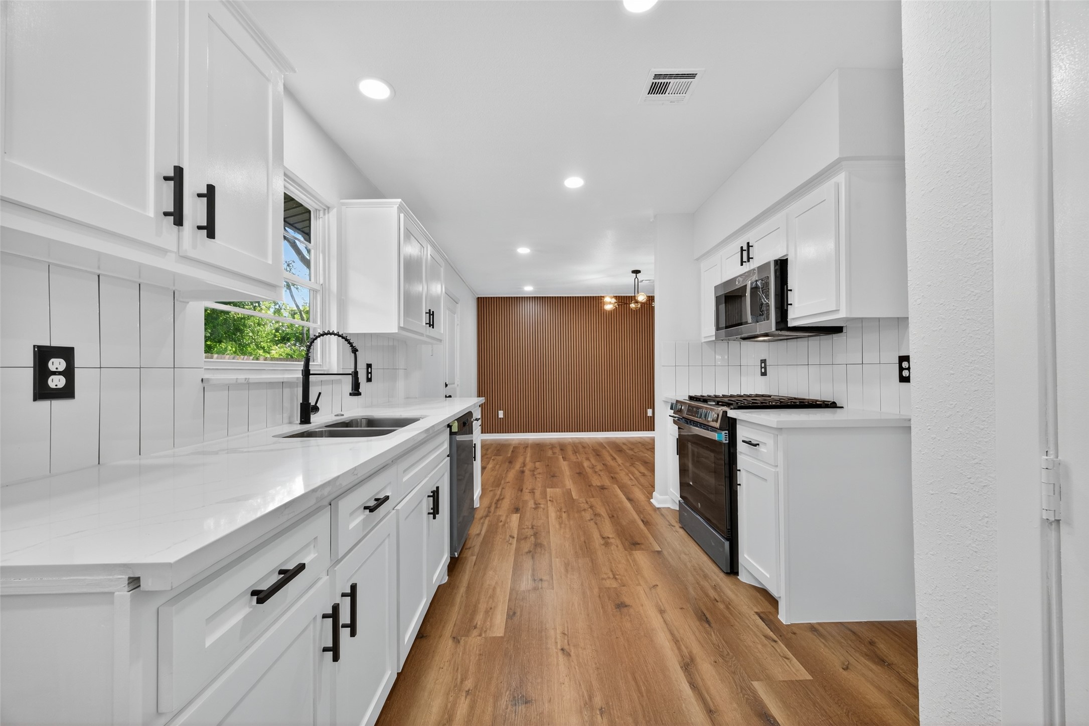4310 Jorns Street Houston, TX 77045 - Photo 12 of 28 Kitchen