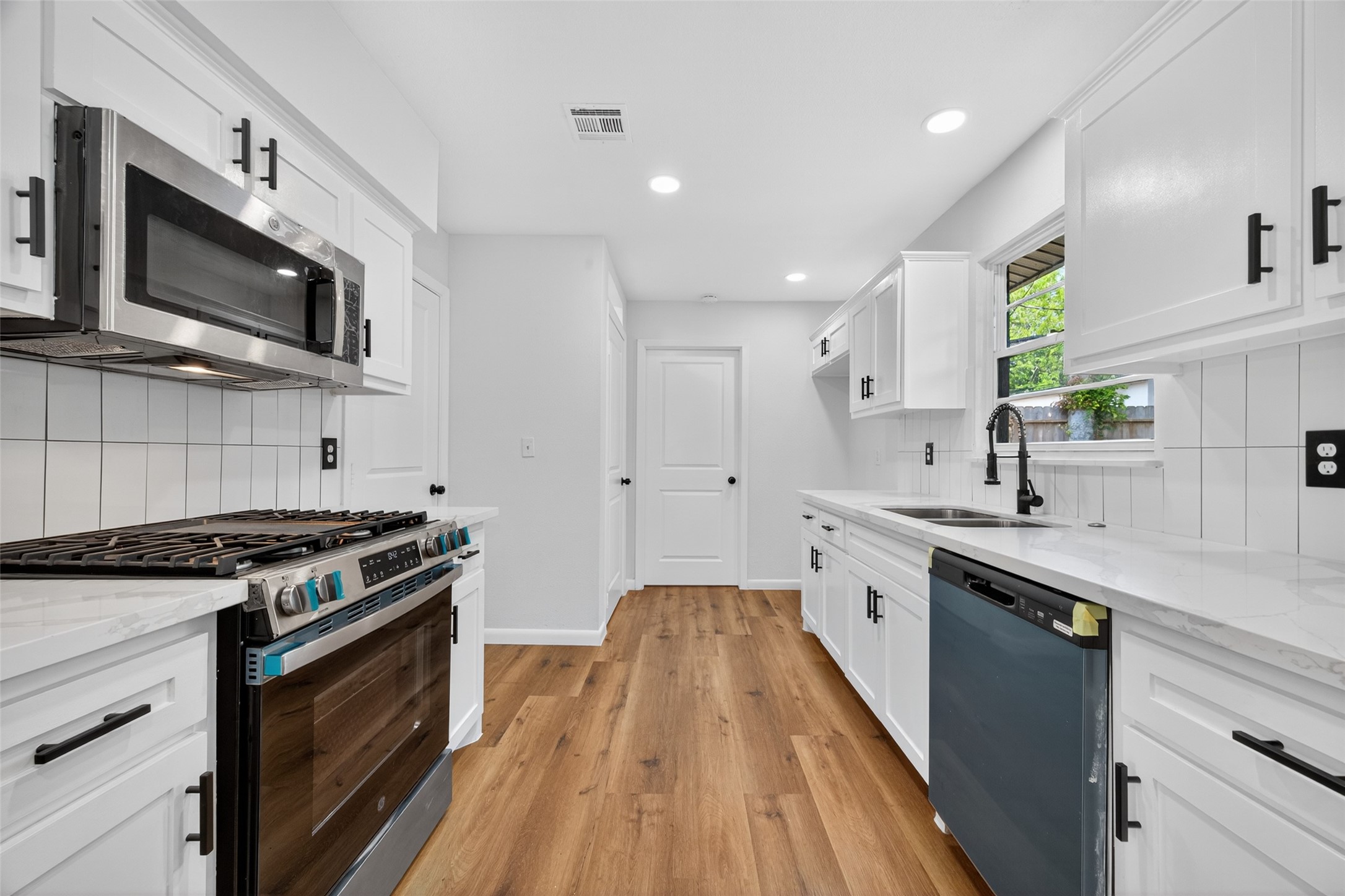 4310 Jorns Street Houston, TX 77045 - Photo 13 of 28 Kitchen
