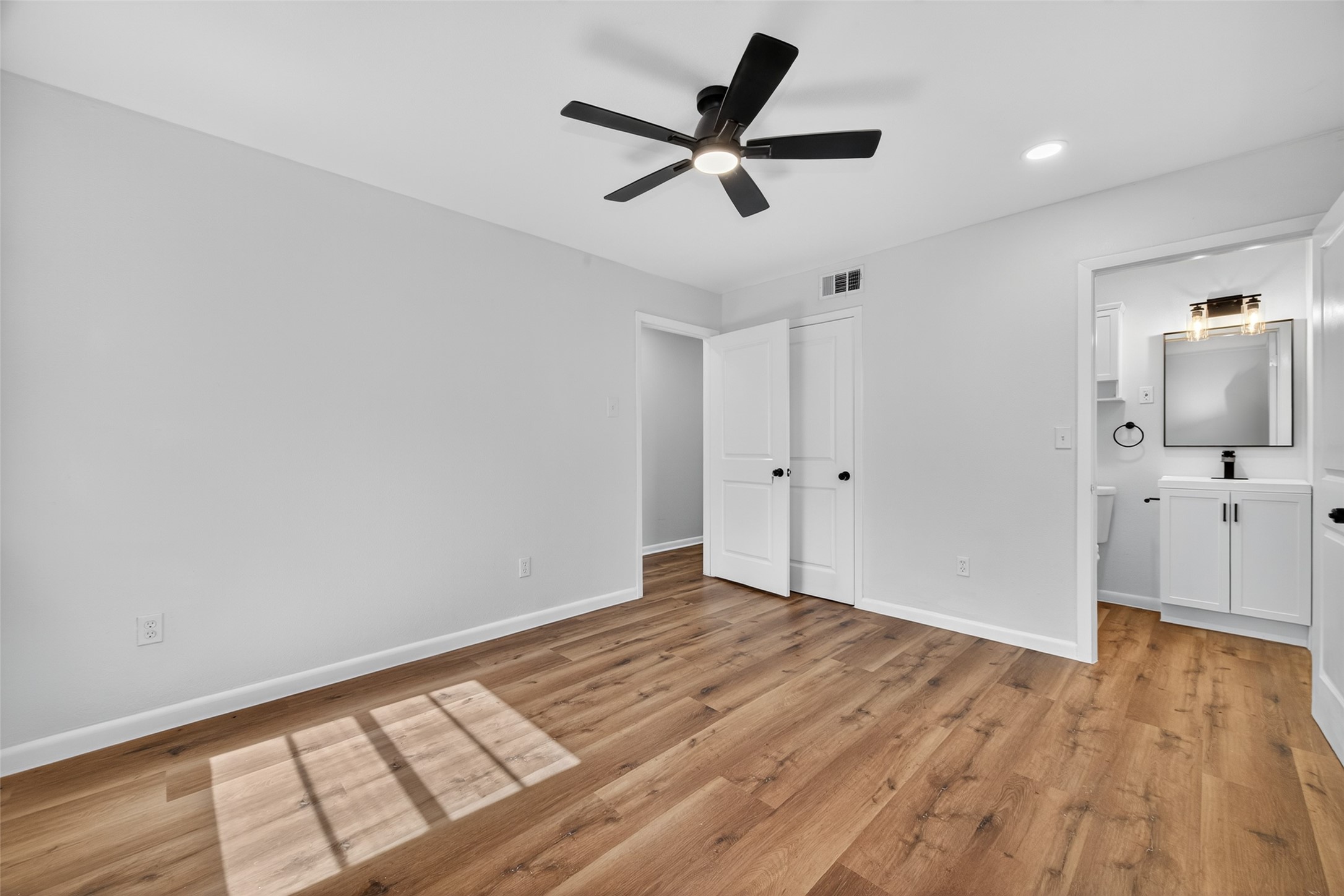 4310 Jorns Street Houston, TX 77045 - Photo 17 of 28 Primary Bedroom