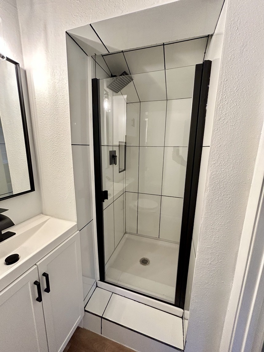 4310 Jorns Street Houston, TX 77045 - Photo 20 of 28 Primary Bathroom with