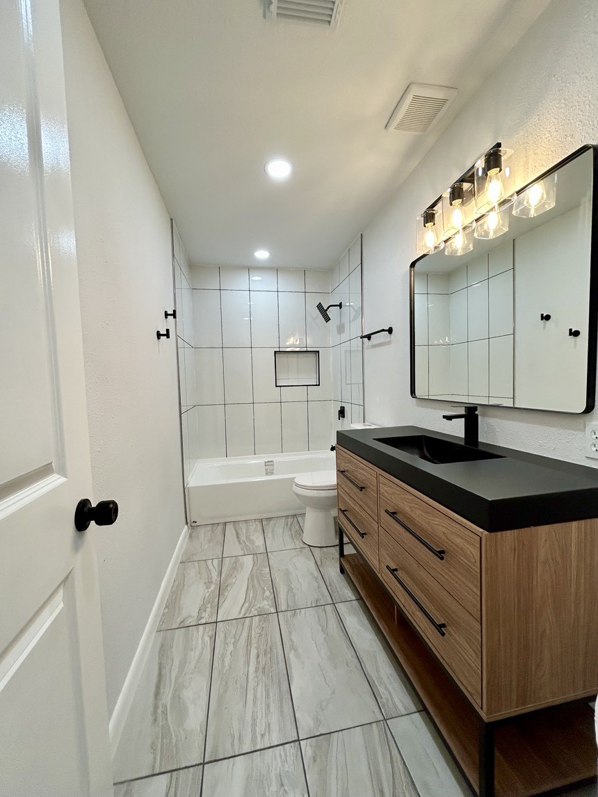 4310 Jorns Street Houston, TX 77045 - Photo 21 of 28 Hall Bathroom