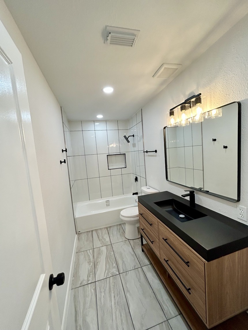 4310 Jorns Street Houston, TX 77045 - Photo 22 of 28 Hall Bathroom