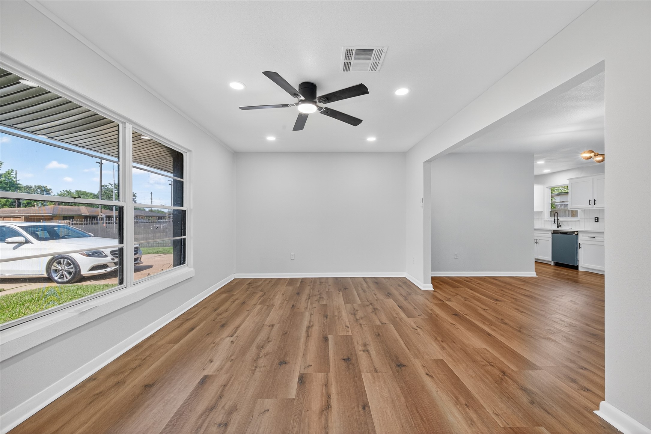 4310 Jorns Street Houston, TX 77045 - Photo 4 of 28 Family Room
