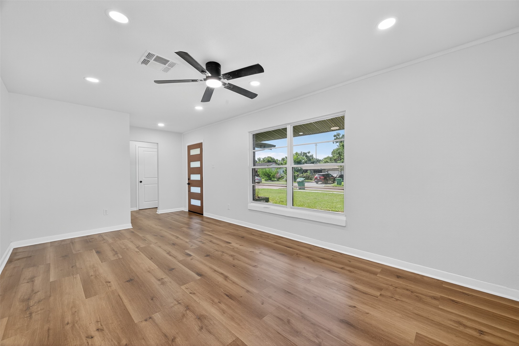 4310 Jorns Street Houston, TX 77045 - Photo 6 of 28 Family Room