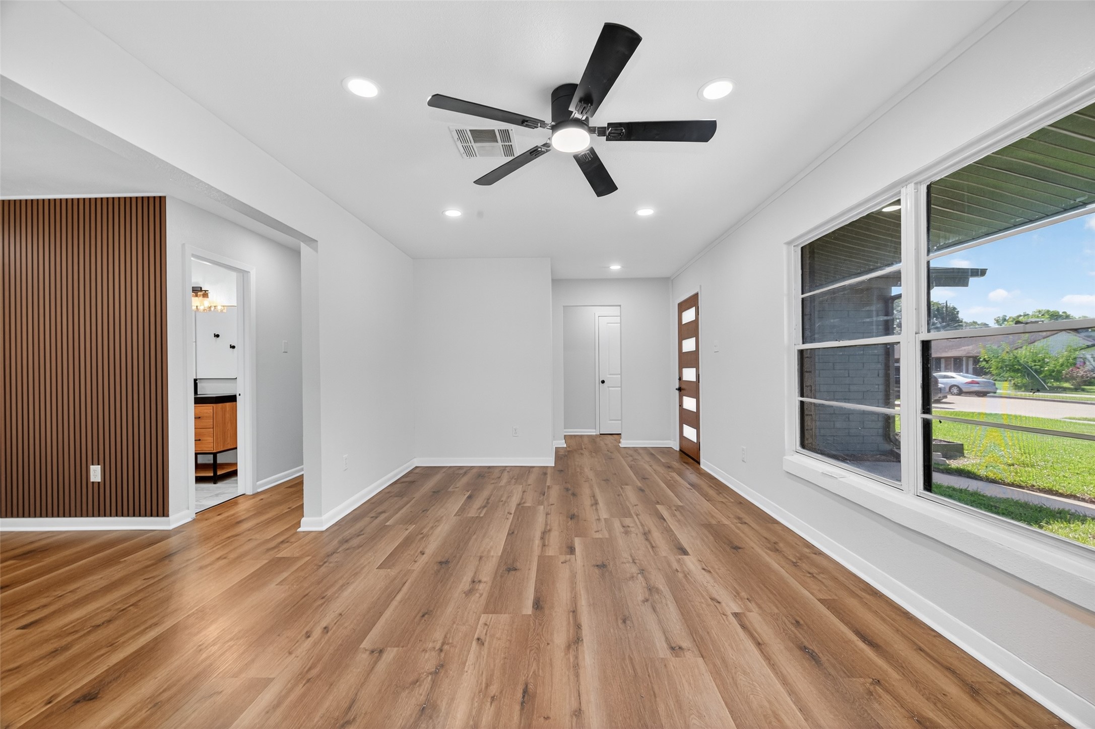4310 Jorns Street Houston, TX 77045 - Photo 7 of 28 Family / Dining Room