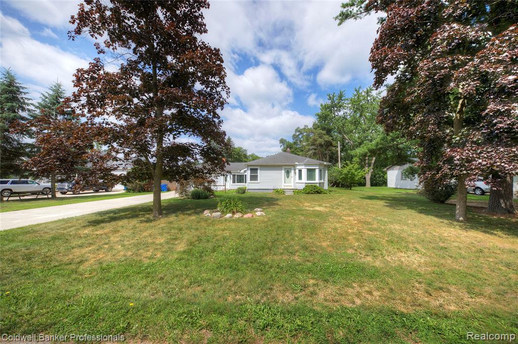 2139 Jones Road Waterford, MI 48327 - Photo 2 of 34