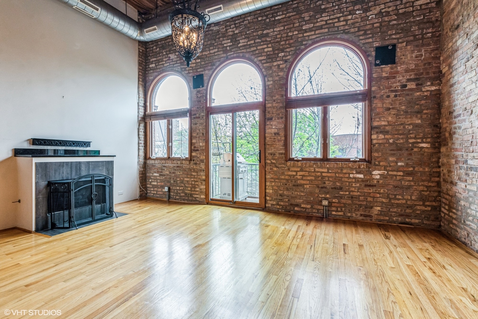 920 West Sheridan Road, Unit 305 Chicago, IL 60613 - Photo 3 of 20 Gallery Image 3